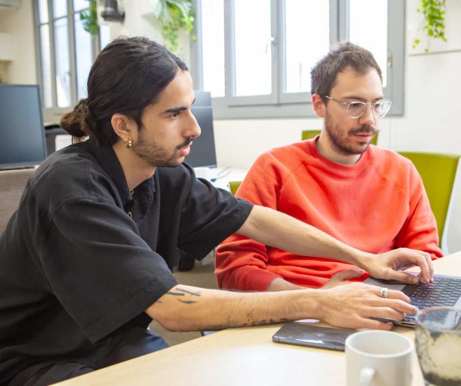 2-developers-in-front-of-a-computer